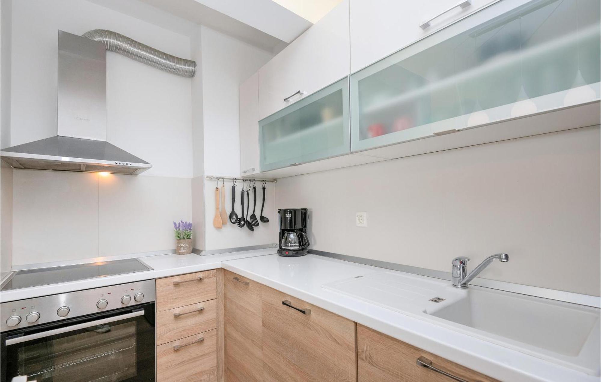 1 Bedroom Beautiful Apartment In Baška Voda المظهر الخارجي الصورة